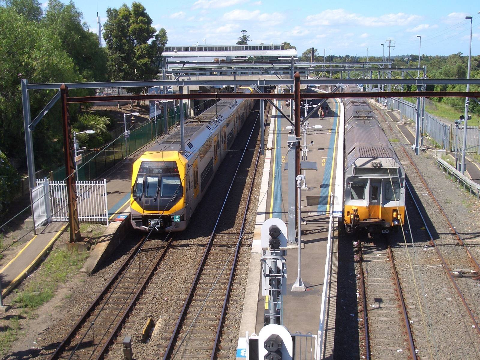 Two suburban trains at the platforms of Liverpool station